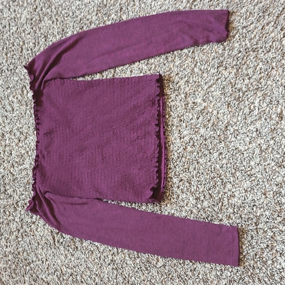 Hollister Off Shoulder Slightly Cropped Top - Picture 2 of 6